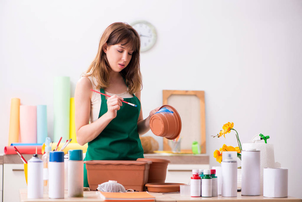 Mujer joven decoración de cerámica en el taller
 - Foto, Imagen