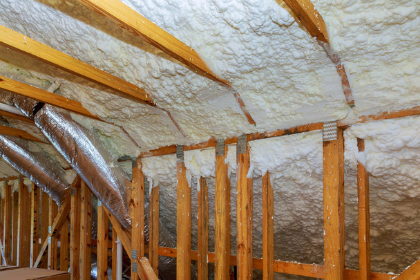 Nová bytová výstavba s instalací termální izolace na podkroví střechy - Fotografie, Obrázek