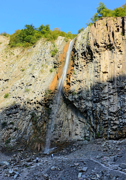 Ορεινός καταρράκτης στα βόρεια του Αζερμπαϊτζάν, - Φωτογραφία, εικόνα