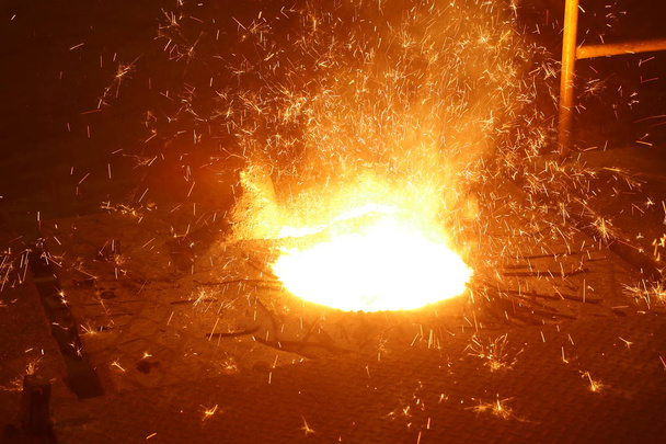расплавленный металл в индукционной печи для литья чугуна
 - Фото, изображение