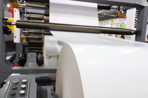 Roll wit papier in moderne papier snijmachine - Foto, afbeelding