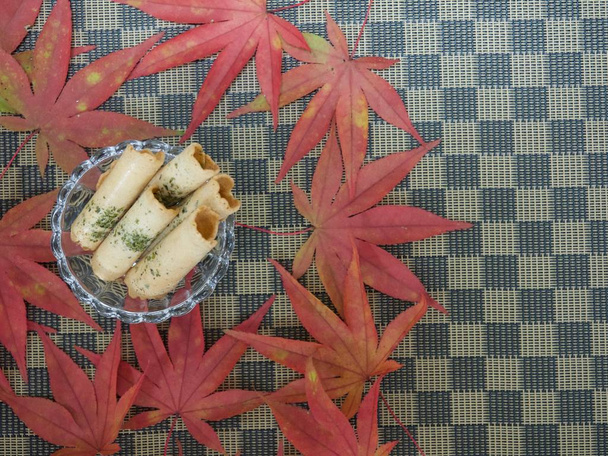 Ασιατικά παραδοσιακά γλυκά senbei, κράκερ ρυζιού - Φωτογραφία, εικόνα