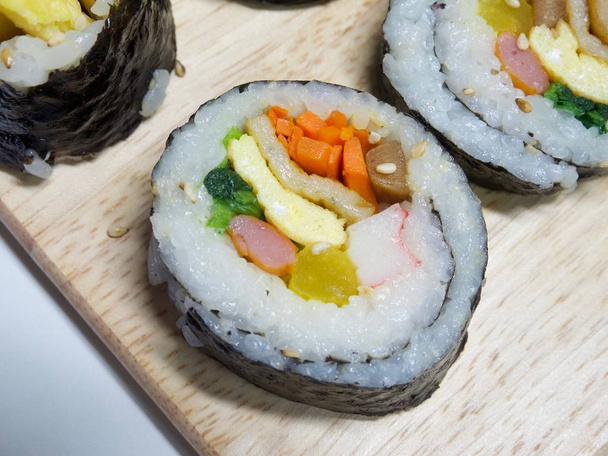 Kimbap de atún de comida coreana
 - Foto, Imagen