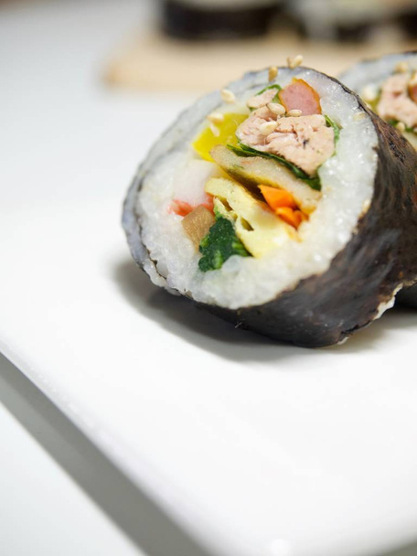 Kimbap de atún de comida coreana
 - Foto, Imagen
