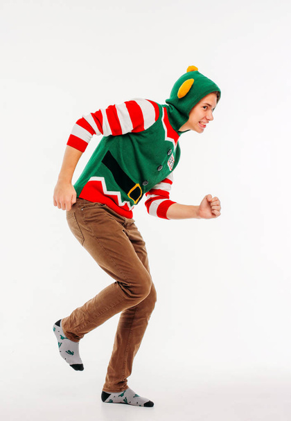 Attraente giovani uomini adolescente in costume elfo su sfondo bianco
 - Foto, immagini