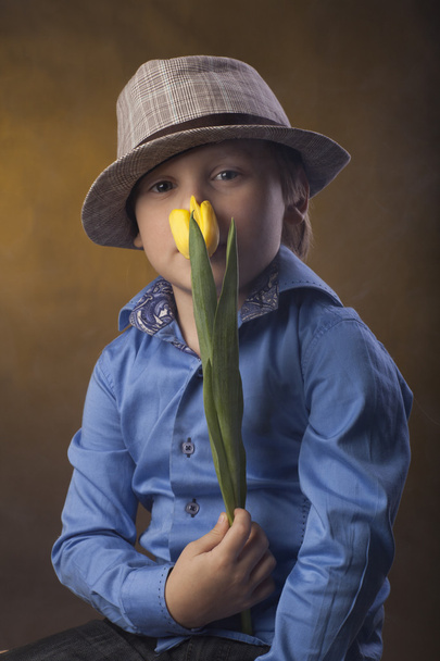 niño con tulipán amarillo
 - Foto, Imagen