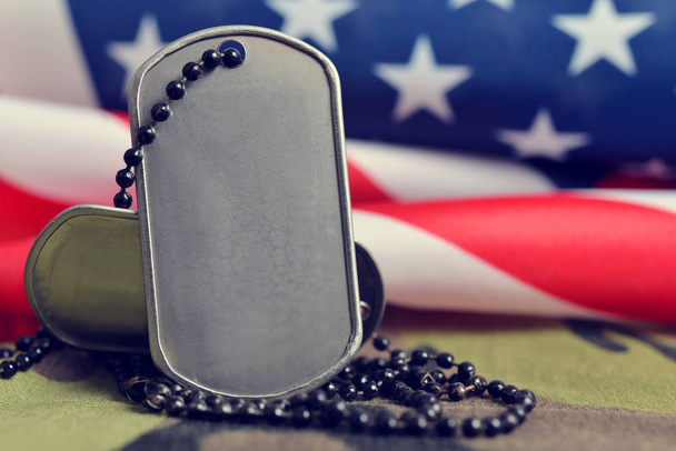 Bandera y soldados americanos badges.Veterans Day Concept
. - Foto, Imagen