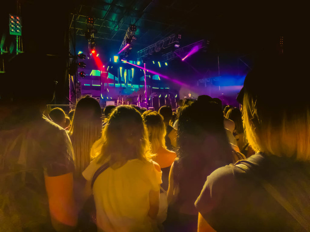 Tłum, podnosząc ręce i cieszyć się wielkie imprezy festiwalu lub koncert. - Zdjęcie, obraz