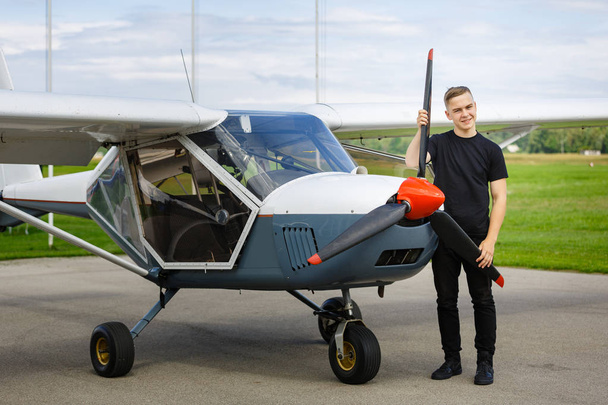 νεαρός άνδρας στο πιλοτήριο μικρό αεροπλάνο - Φωτογραφία, εικόνα