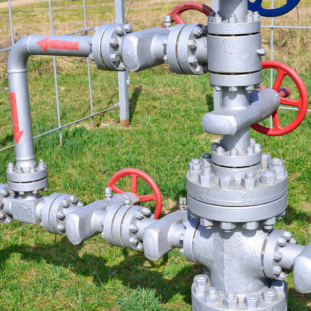 Equipamento de controlo de poços armazenamento subterrâneo de gás
 - Foto, Imagem