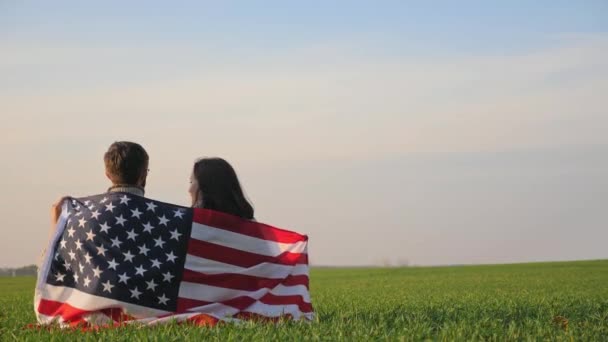 Mężczyzna i kobieta otoczona przez flagę Ameryki - Materiał filmowy, wideo