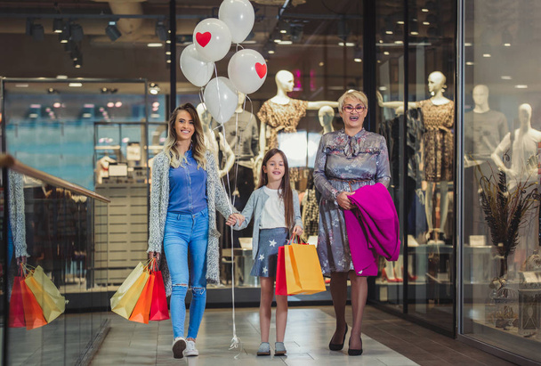 Mutter, erwachsene Tochter und Enkelin gemeinsam in Einkaufszentrum - Foto, Bild
