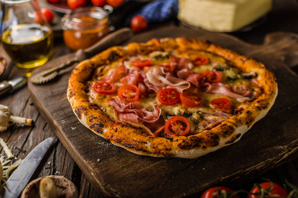 Rustic old style vintage pizza, wood board, fresh food - Foto, Bild