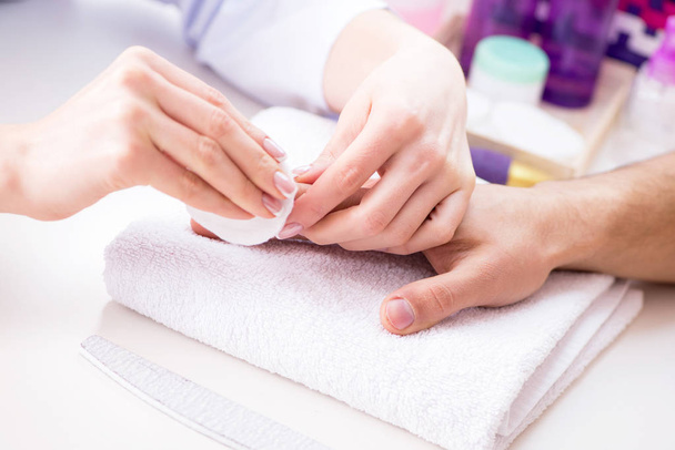 Handen tijdens manicure zorg sessie - Foto, afbeelding