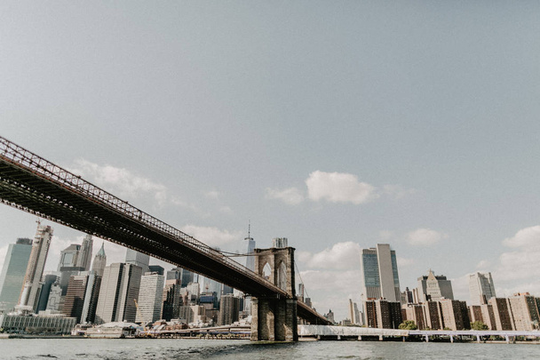 明け方のニューヨークのブルックリン橋. - 写真・画像