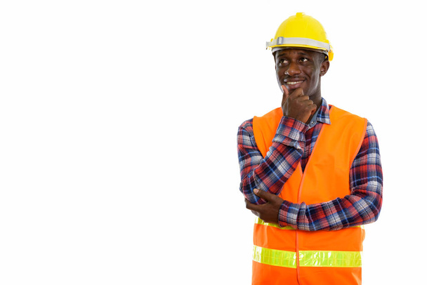 Studio πλάνο της ευτυχισμένη μαύρη αφρικανική νεαρός εργαζόμενος κατασκευή - Φωτογραφία, εικόνα