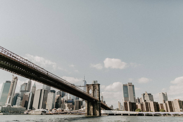 ダウンタウンのニューヨーク、ブルックリン橋、マンハッタンの有名なスカイライン - 写真・画像