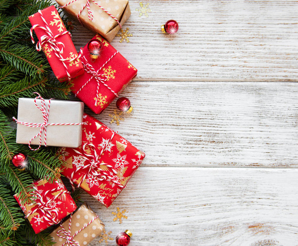 Рождественский фон с украшениями и подарочные коробки на деревянной доске - Фото, изображение