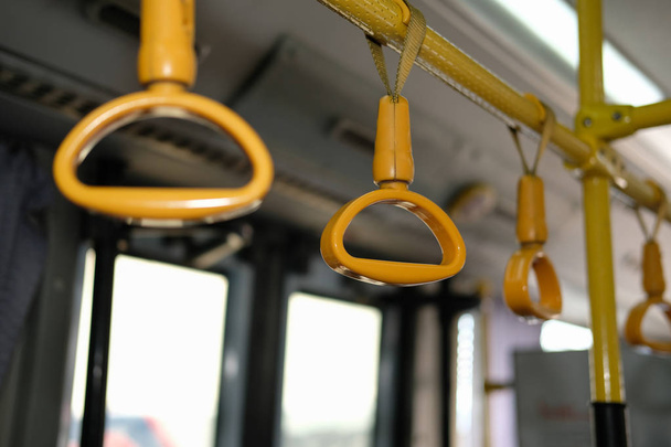 Gelber Griff im Linienbus. Öffentlicher Nahverkehr - Foto, Bild