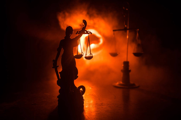 Posąg sprawiedliwości - Iustitia lub Iustitia / ognia Justitia rzymskiej bogini sprawiedliwości na ciemnym tle. Selektywny fokus - Zdjęcie, obraz