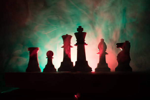 Шахматные настольные игры концепция бизнес-идей и конкуренции или концепция стратегических идей. Шахматные фигуры на темном туманном фоне. Селективный фокус
 - Фото, изображение