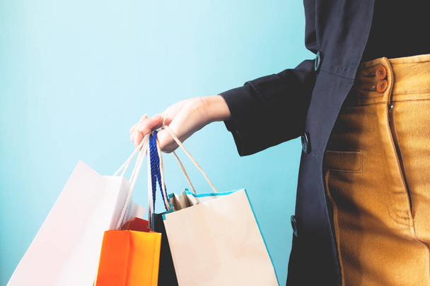 Bliska kobieta ręce z torby na zakupy, zakupy, czarny piątek - Zdjęcie, obraz