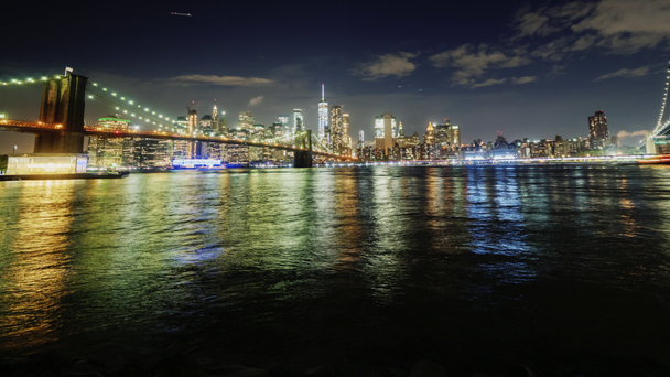 Pan timelapse schot vanaf de Brooklyn Bridge aan de Manhattan Bridge. Twee van de mooiste brug in New York tegen de achtergrond van de nacht-stad - Video