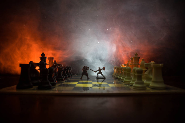 騎兵と歩兵のチェス盤で中世の戦いのシーン。ビジネスのアイデアの競争と戦略のアイデア チェス ボード ゲーム コンセプト チェス計数煙と霧と暗い背景. - 写真・画像