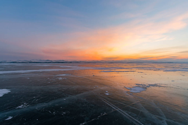Fagyott víz tó sunrise ég háttere, Bajkal Oroszország téli szezonban természetes táj - Fotó, kép
