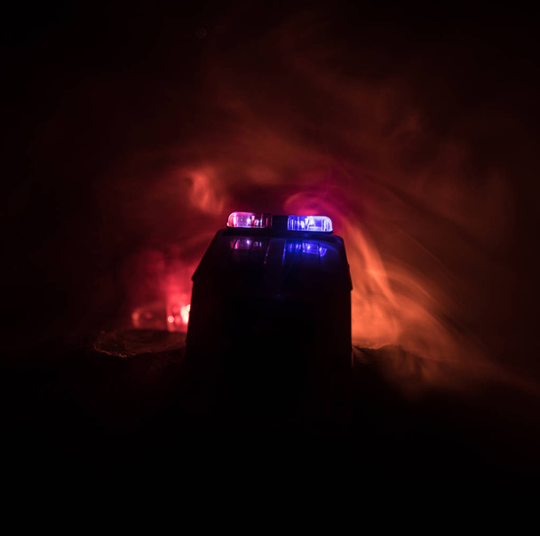 Поліцейський автомобіль переслідує машину вночі з тлом туману. 911 Аварійне реагування поліцейський автомобіль прискорюється до місця злочину. Вибірковий фокус
 - Фото, зображення