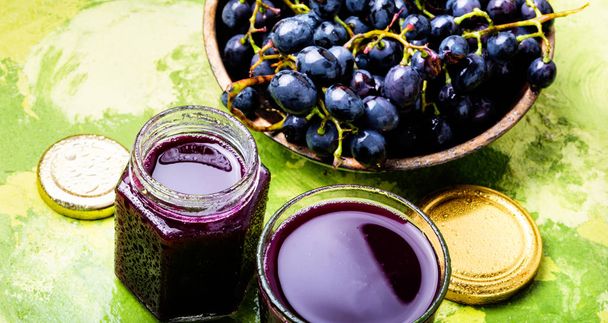 Soku z czerwonych winogron w owoc szkło i winogron. Naturalny zdrowy napój - Zdjęcie, obraz