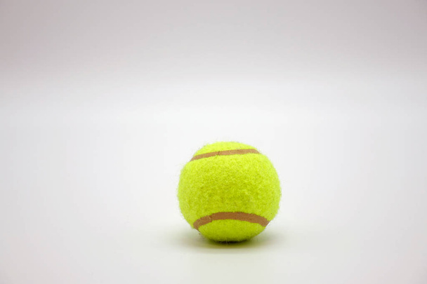 Beyaz arkaplanda tenis topu. - Fotoğraf, Görsel
