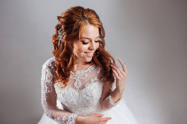 Portrait of a charming red-haired bride, Studio, close-up. Wedding hairstyle and makeup. - Foto, Imagem