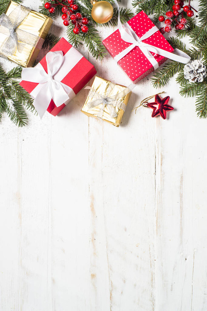 Красный и золотой подарок коробки и украшения на белой деревянной бэкгро
 - Фото, изображение