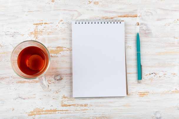lege notebook met pen op witte houten tafel, bedrijfsconcept - Foto, afbeelding