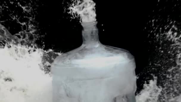 Spatwater uit barstende bubbels Slow Motion - Video