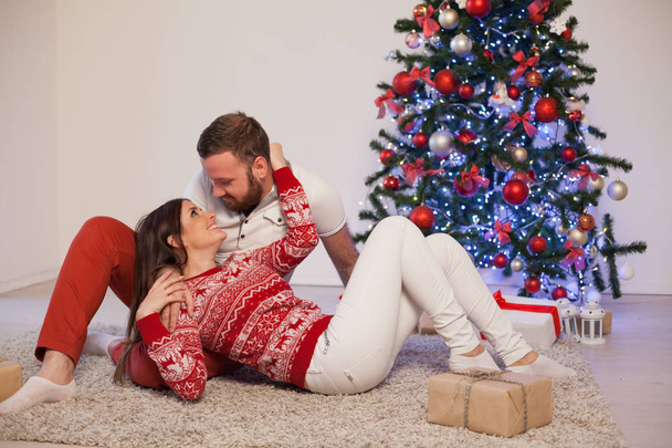 férj és feleség karácsony karácsonyfa, ajándékok - Fotó, kép
