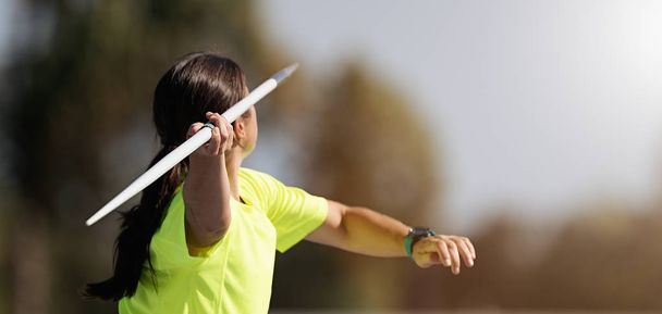 Vrouwelijke atleet gooien een speerwerpen, achteraanzicht - Foto, afbeelding