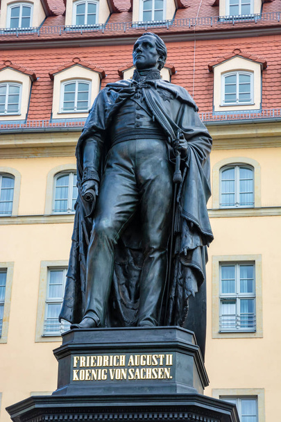 Monumento a Federico Augusto II de Sajonia en el Neumarkt de Dresde, construido en 1867 por Ernst Haehnel
 - Foto, Imagen