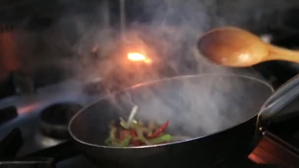 Szef kuchni w restauracji z kuchnią gotowania flambirowane stylu - Materiał filmowy, wideo