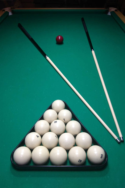 Mesa de bilhar e cue com bolas brancas 2018
 - Foto, Imagem