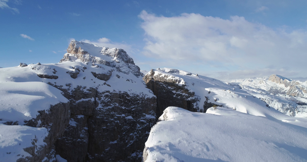 Subiendo aérea hacia las majestuosas montañas Cinque Torri descubriendo el valle. Día soleado con cielo nublado.Invierno Dolomitas Alpes italianos montañas naturaleza al aire libre establecier.4k vuelo drone
. - Metraje, vídeo