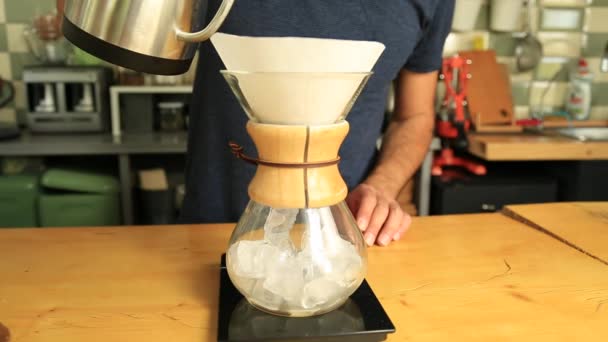 Chemex-Kaffeezubereitung im Café - Filmmaterial, Video