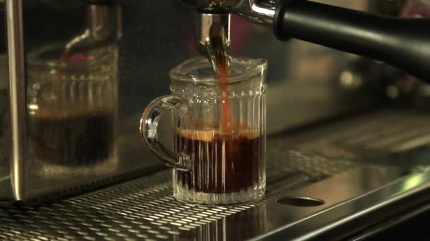 Közelkép kávéfőző önti a kávét egy üveg pohár - Felvétel, videó