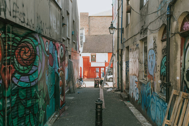 BRIGHTON, ENGLAND - October 24th, 2018: Narrow passage way with industrial look, trash, and containers, in Brighton city center, Uk. - Foto, Imagem