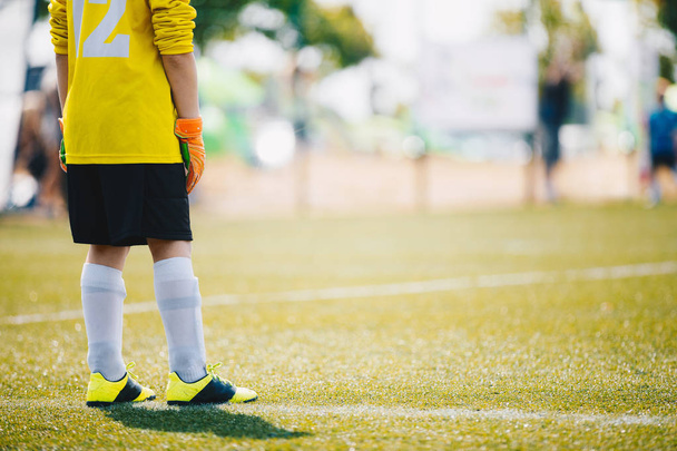 Sahada futbol kalecisi. Futbol eğitim oyun çocuklar için. Genç çocuk bir golü ayakta bir kaleci olarak. Okul açık spor yarışması - Fotoğraf, Görsel