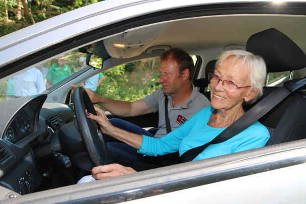 Ανώτερος εν ενεργεία ασφαλή οδήγηση με τον εκπαιδευτή - Φωτογραφία, εικόνα