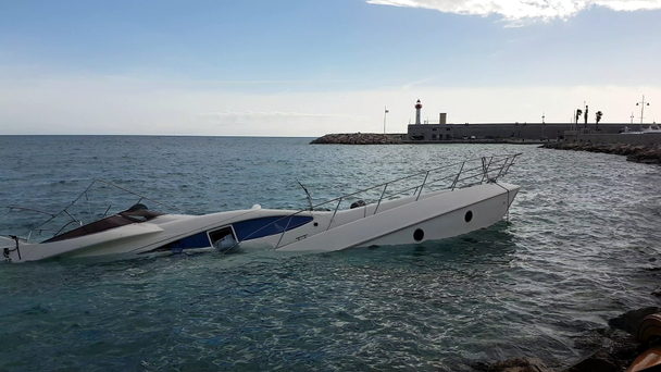 Vista da vicino di yacht di lusso mezzo affondato dopo la tempesta nel Mar Mediterraneo, Francia, Europa - Risoluzione 4K
 - Filmati, video