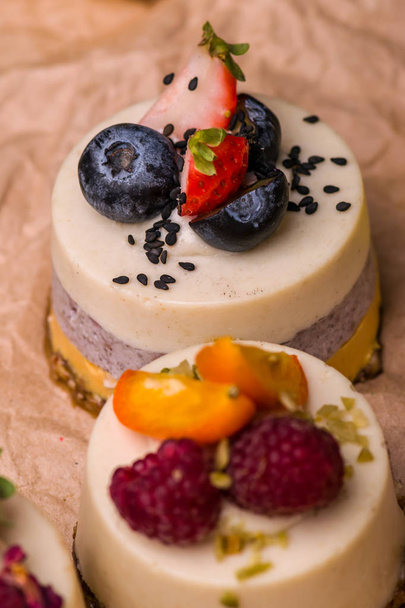 Яркий кекс с фруктами и ягодами на светлом фоне
. - Фото, изображение