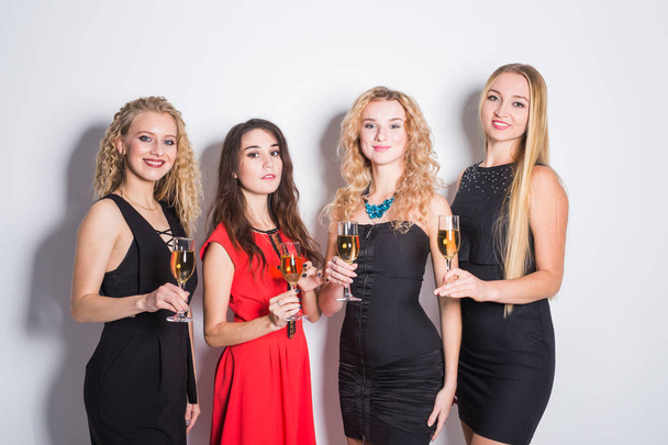 Puolue, uusi vuosi ja ihmiset käsite Iloisia nuoria naisia, joilla on lasit samppanjaa juhlissa
 - Valokuva, kuva